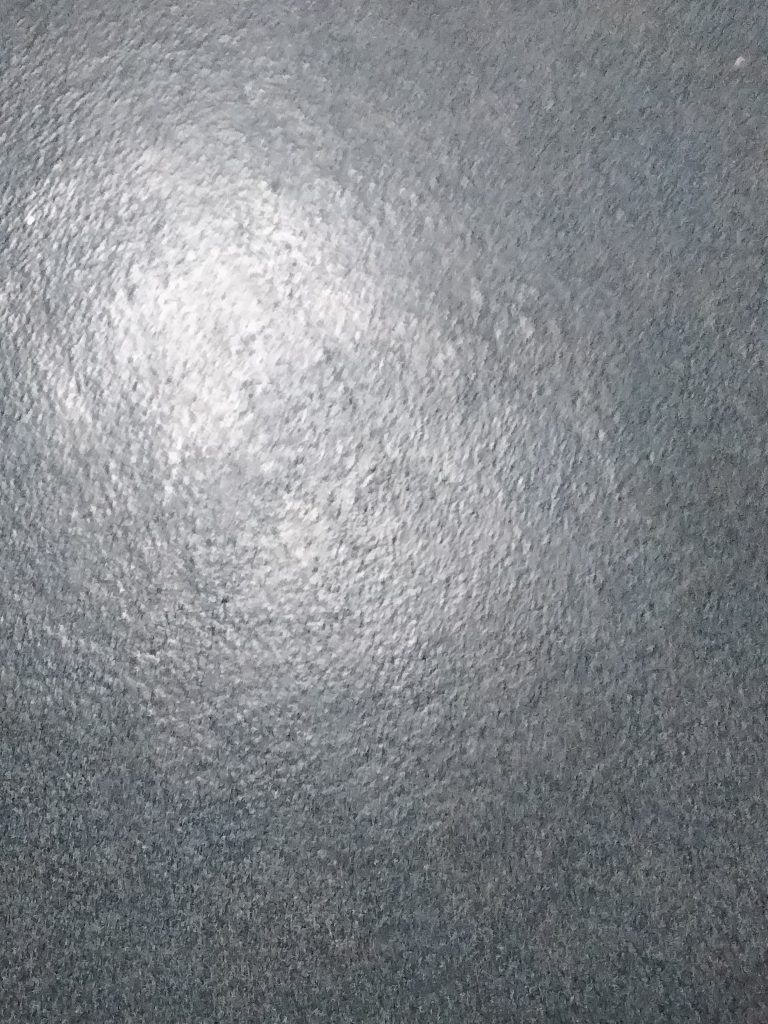 Rugosidad del suelo de cuarzo color con resina de metacrilato.