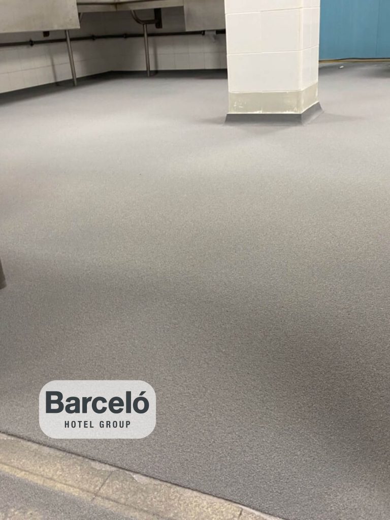 suelo de metacrilato para la cocina del Hotel Barceló Aguamarina hecho por Ricardo Perelli